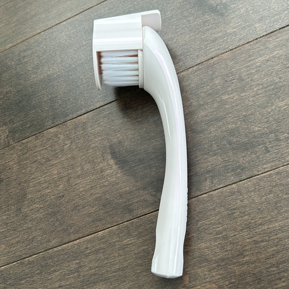 SHISEIDO Face Cleansing Massage Brush, Skincare Tools, Bonus Red Zip Travel Bag - Picture 3 of 9